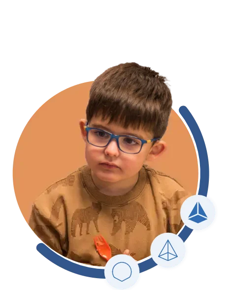 Pyramid-France-Hero_young-boy-glasses Un jeune garçon portant des lunettes et regardant vers la gauche. Il se trouve à l'intérieur d'un cercle orange bordé de bleu, avec trois icônes en forme de pyramide en bas à droite.